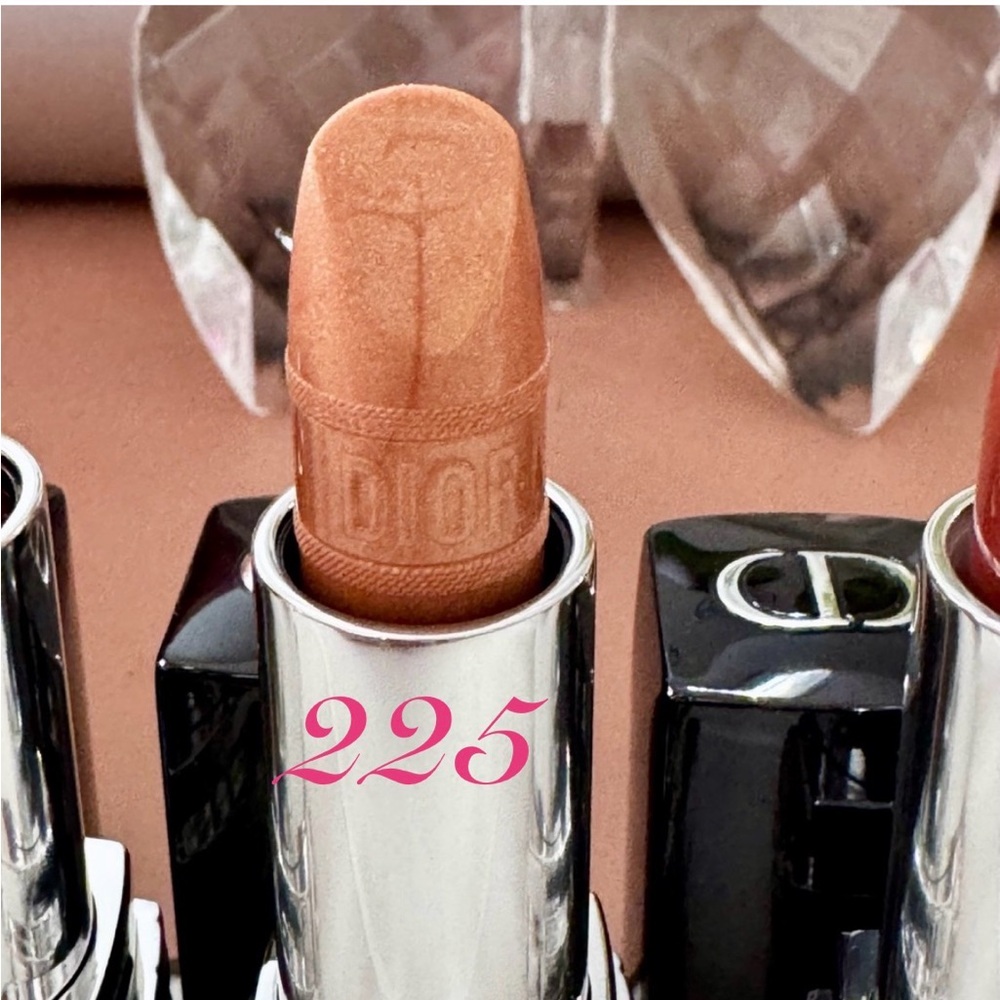 Last 2‼️ Rouge Dior Lipsticks
Beige Taffeta Metallic 225 - Picture 4 of 6